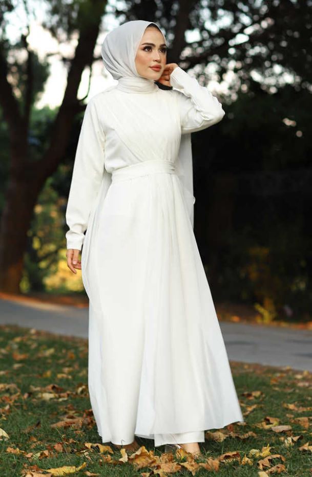 Beyaz şal beyaz elbise kombini