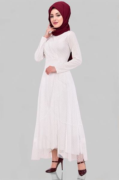 Bordo Şal ve Beyaz Elbise