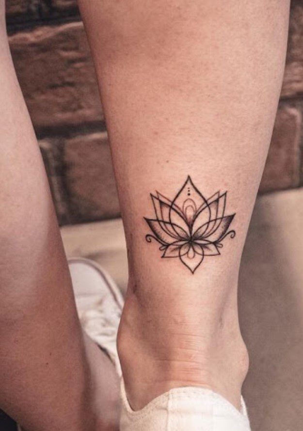 Bacak Arkası Lotus Çiçeği Dövmesi