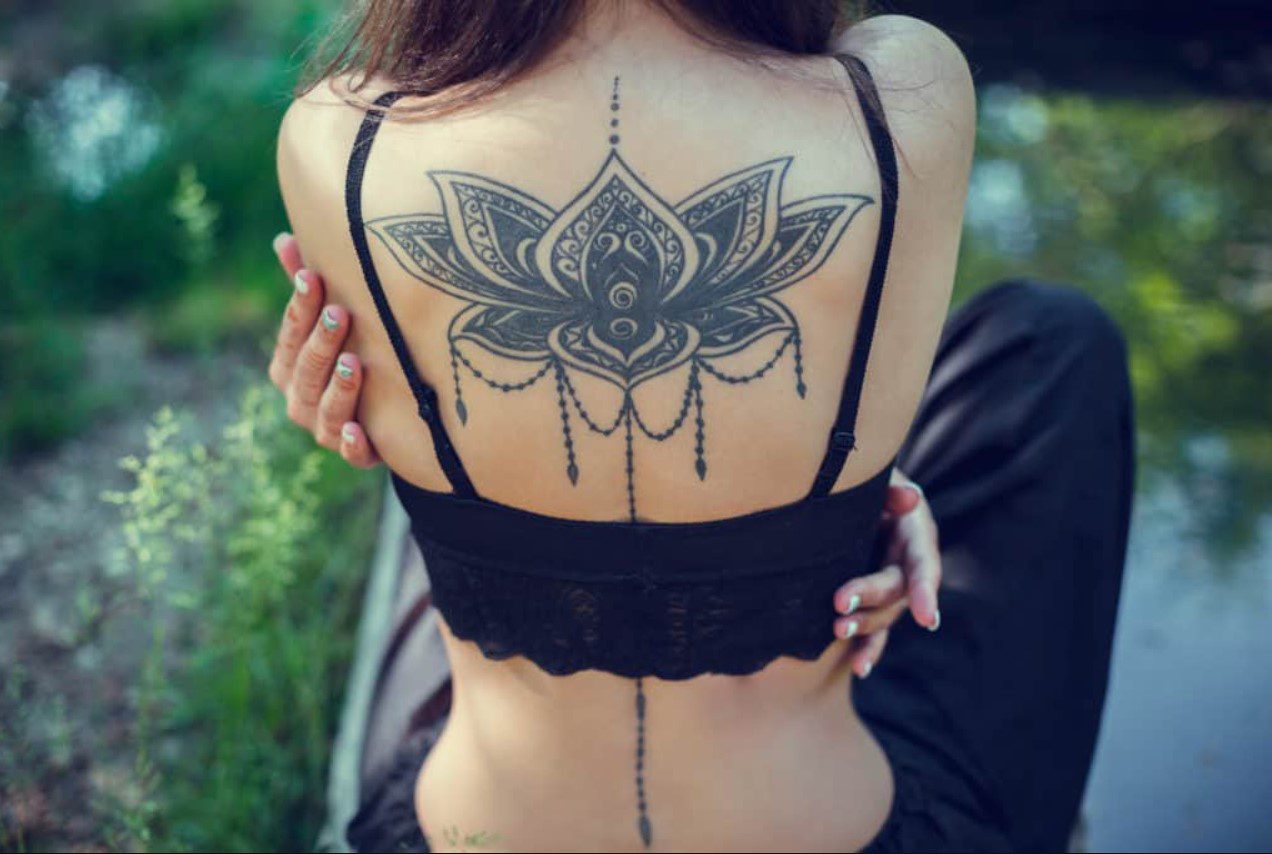 Lotus Çiçeği Kadın Sırt Dövme