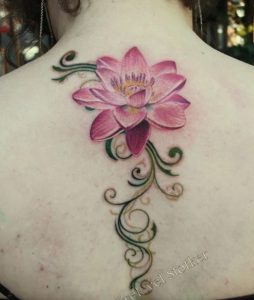Sırta Renkli Lotus Çiçeği Dövme
