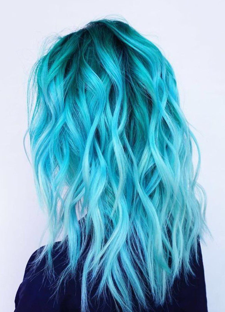 Açık Mavi Dalgalı Saç Modeli