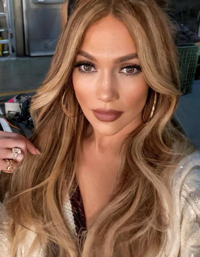 Jennifer Lopez Açık Fındık Kabuğu Saç Rengi Uygulaması