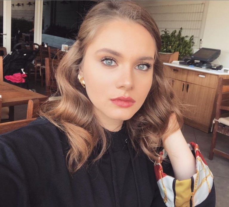 Miray Daner Saç Rengi Tarzı ve Kombinleri Tesettür Giyim