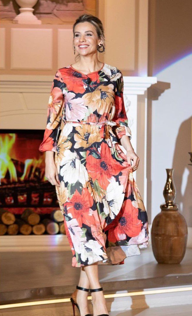 Esra Erol Çiçekli Elbise Modeli