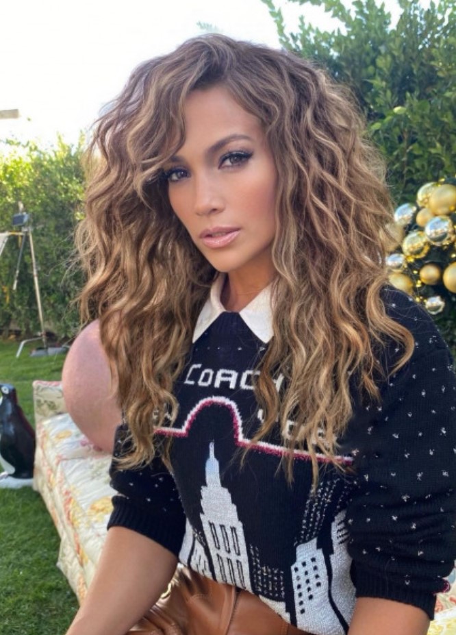 Jennifer Lopez kıvırcık dalgalı saç modeli