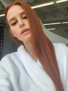 Madelaine Petsch düz saç modeli