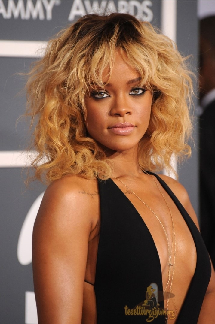 Rihanna Sarı Kıvırcık Saç Rengi