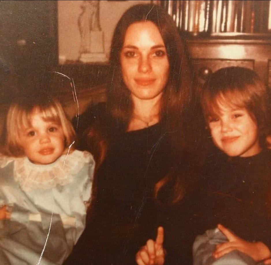 Angelina Jolie Annesi gençliği