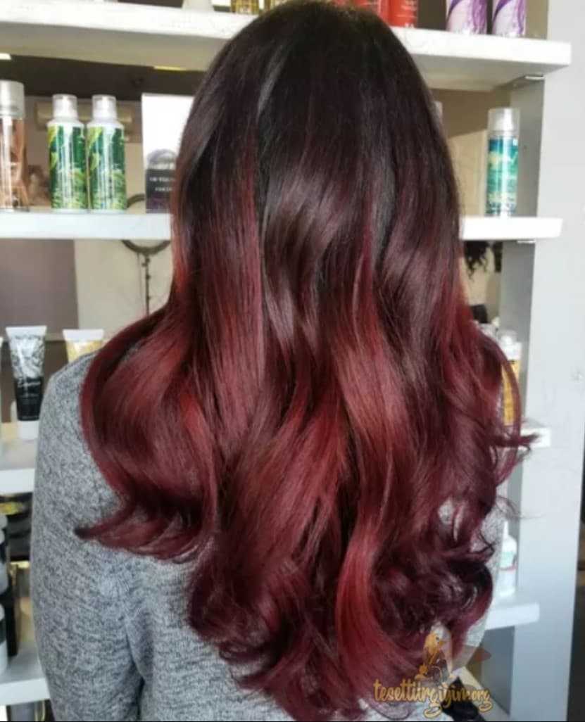 uzun şarap kızılı saç rengi